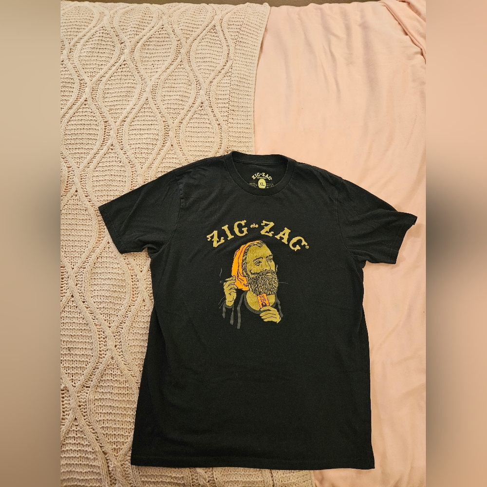Zig Zag Navy Black Graphic T-Shirt for Men - Picture 1 of 3